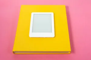 livre-liseuse-supports de lecture-jaune liseuse blanche posée sur un livre jaune