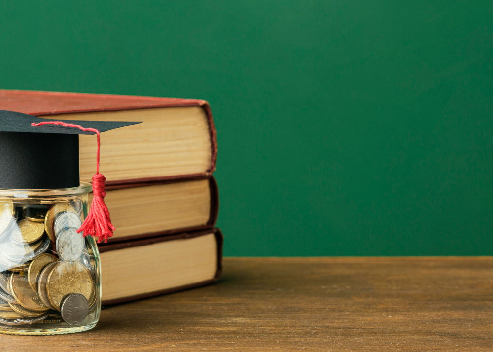 3 livres avec un pot en verre contenant des pièces de monnaie