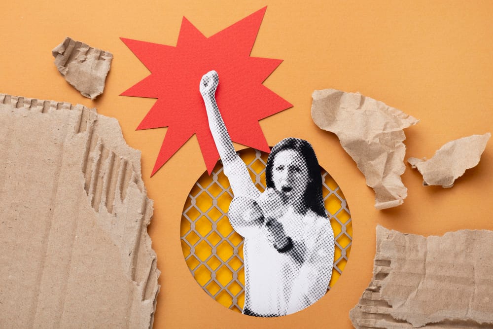 montage type scrapbooking avec femme poing levé et haut parleur
