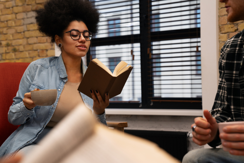 Femme tenant un livre et une tasse