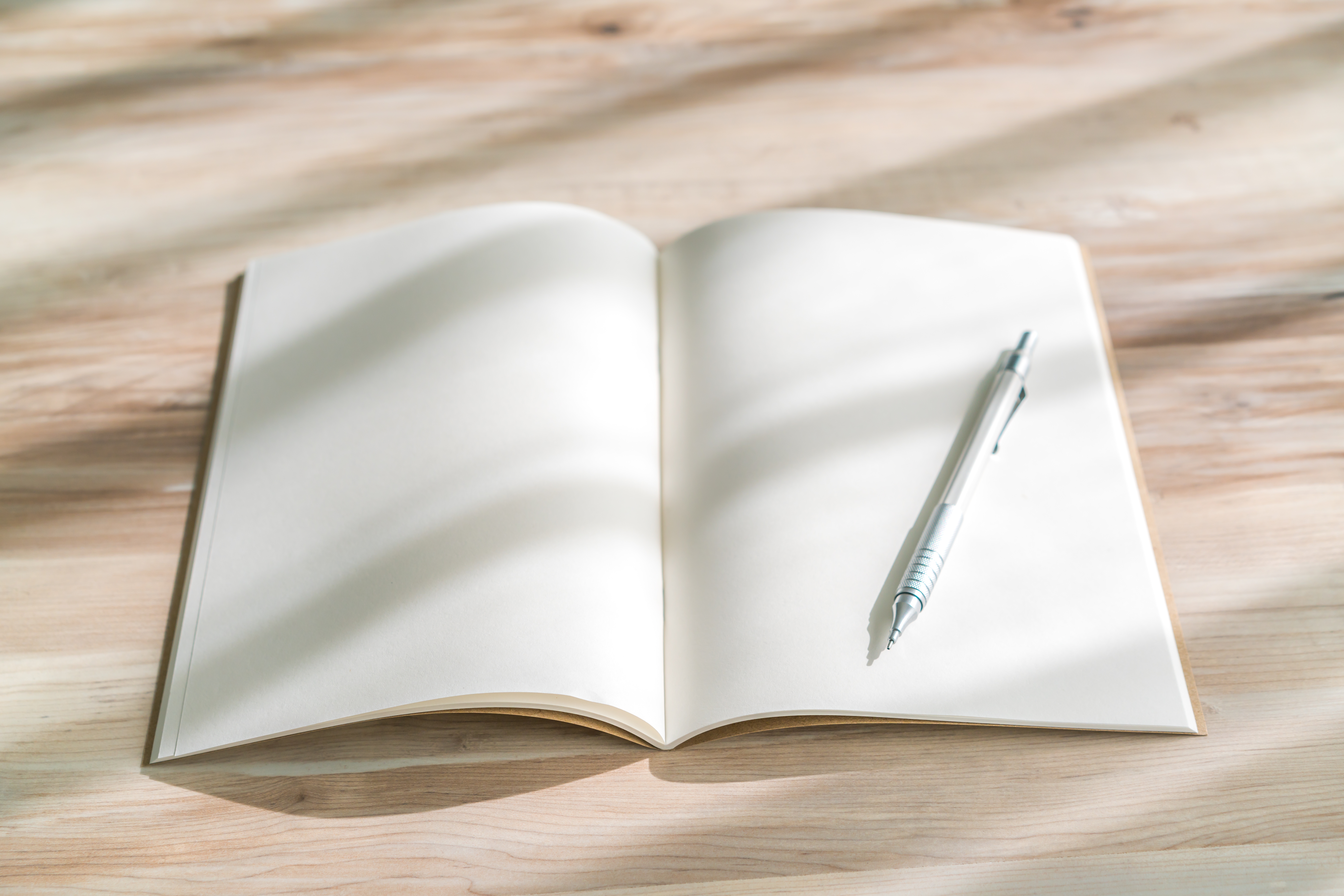 Écrire une biographie : cadre légal, droits et précautions à connaître