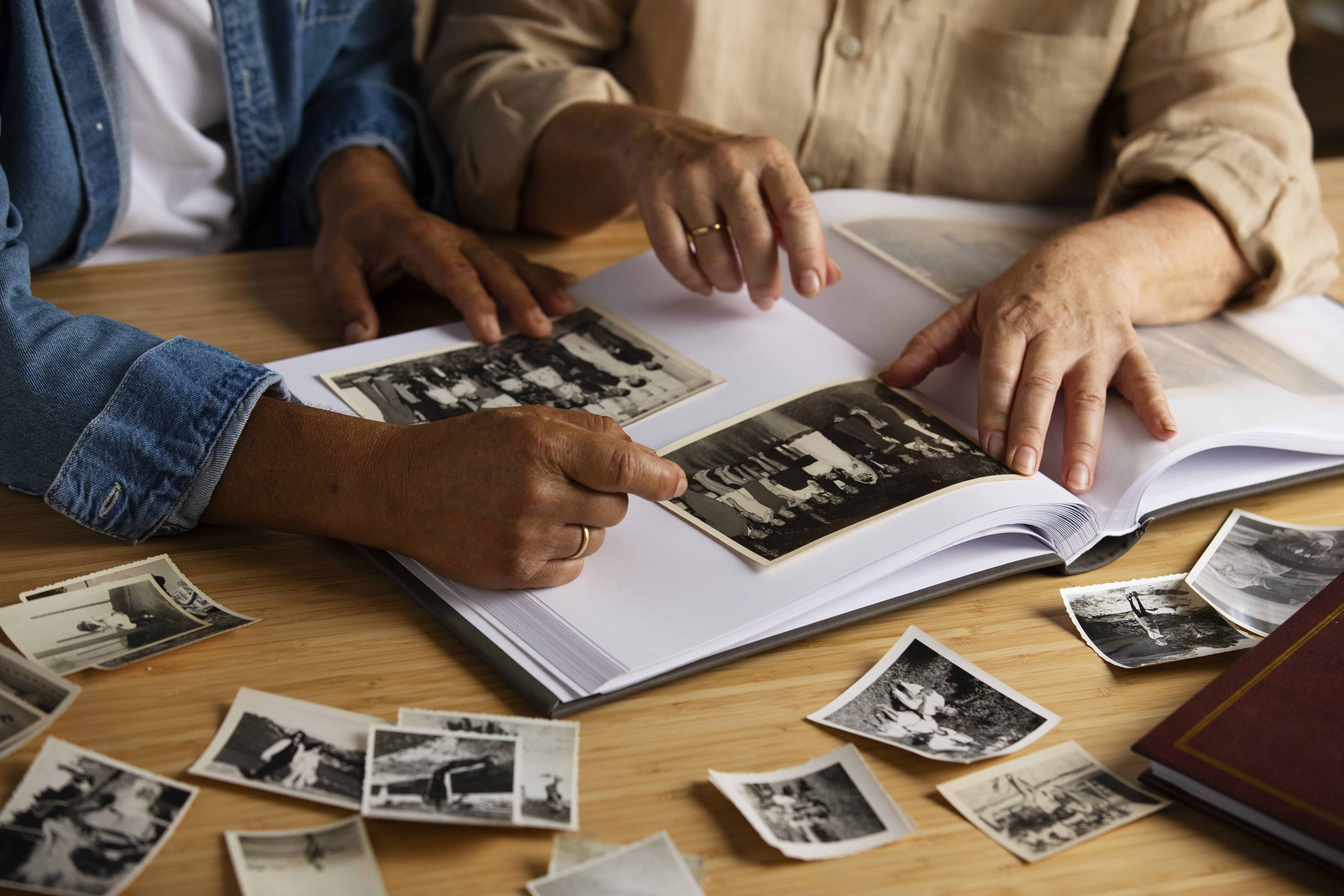 2 personnes qui regardent d'anciennes photos